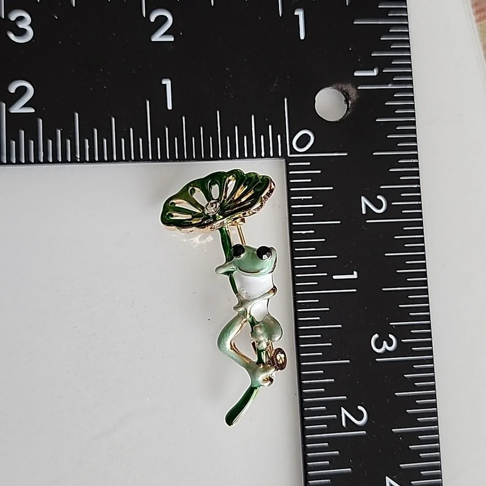 Tree Frog Gripping Lily pad Brooch quality Enamel Simulated gem